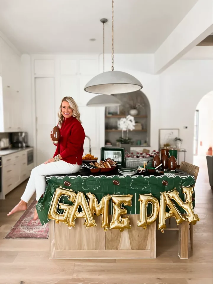 football-ay-decoration-with-gold-balloons